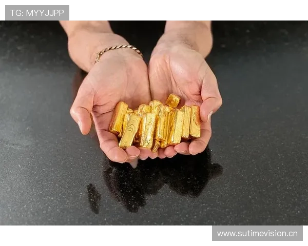 刷到冯彦哲深夜买菜那张图，我真以为他手里拎的是金条