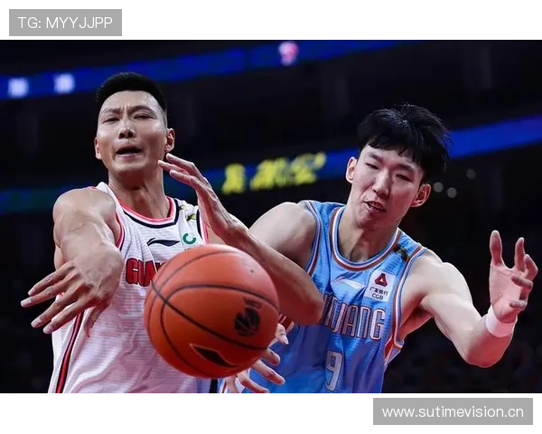 周琦机场造型——那块表一闪，我的工资卡都不好意思亮